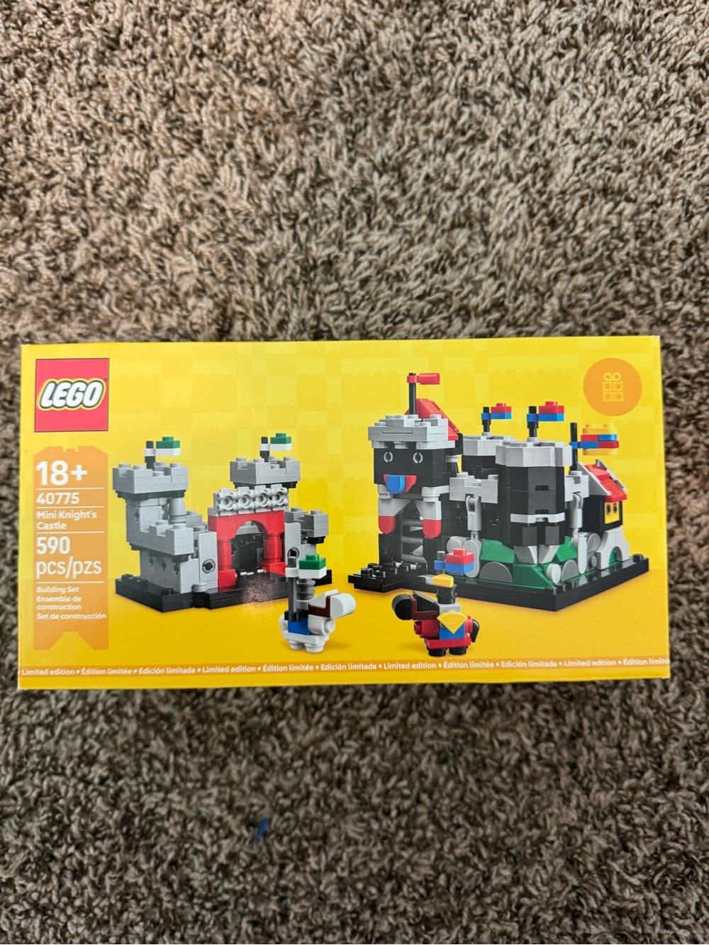 Lego 40775 Mini Knight's Castle Set - Yellow, Black, Red, Gray, Green, Blue